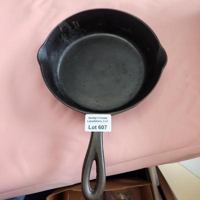 Vintage Hammered Cast Iron Skillet pan 8