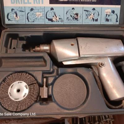 Electric 1/4" Varible-speed drill kit with case and contents