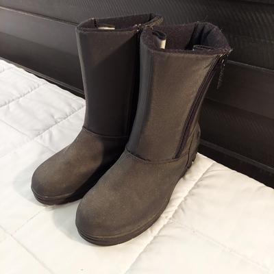 Size 7 Boots by Guess, Totes, Skechers and more (B3-BBL)