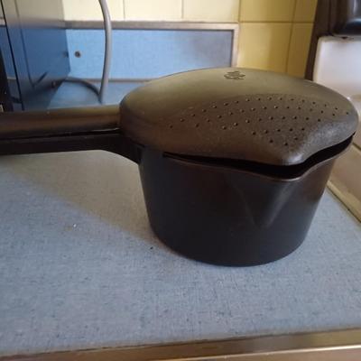 pampered chef black strainer