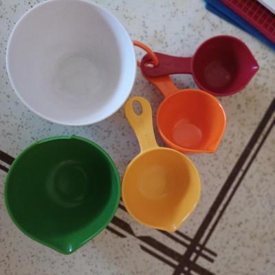 colored measuring cups