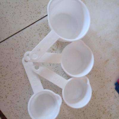 white measuring cups