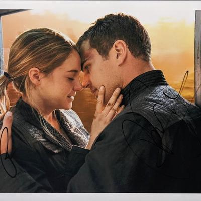 Divergent Shailene Woodley and Theo James signed movie photo