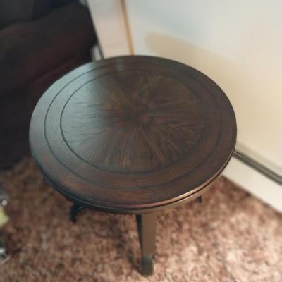 WOODEN ROUND SIDE TABLE AND METAL TABLE LAMP