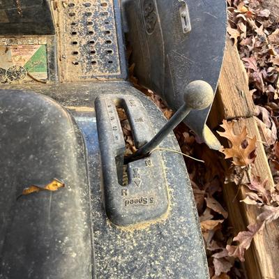 Poulan Riding Lawnmower (Y-MG)