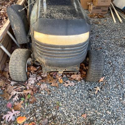 Poulan Riding Lawnmower (Y-MG)