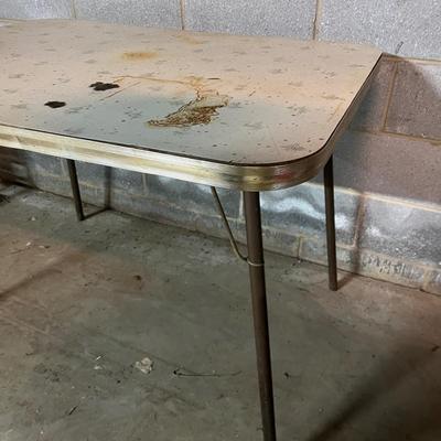 Vintage Dining Room Table & Five Krueger Folding Metal Chairs (BS1-MG)