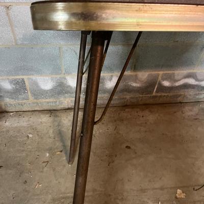 Vintage Dining Room Table & Five Krueger Folding Metal Chairs (BS1-MG)