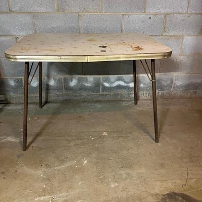 Vintage Dining Room Table & Five Krueger Folding Metal Chairs (BS1-MG)