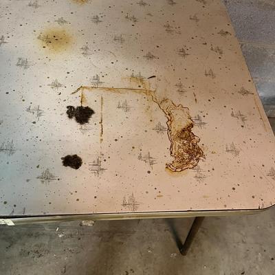 Vintage Dining Room Table & Five Krueger Folding Metal Chairs (BS1-MG)