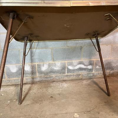 Vintage Dining Room Table & Five Krueger Folding Metal Chairs (BS1-MG)