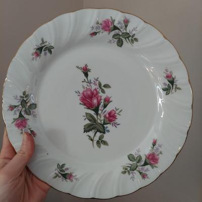Plate Display Shelf and Collectible Vintage China (B3-BBL)