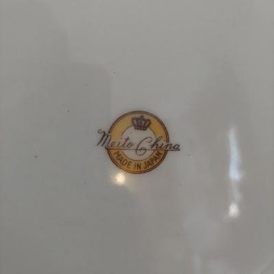 Plate Display Shelf and Collectible Vintage China (B3-BBL)