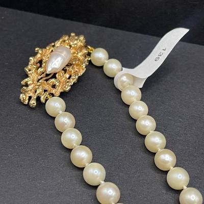 Vintage Pearl Necklace with 14K Gold Clasp set with Pearl