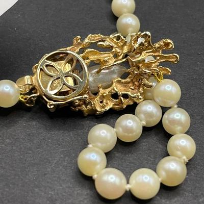 Vintage Pearl Necklace with 14K Gold Clasp set with Pearl