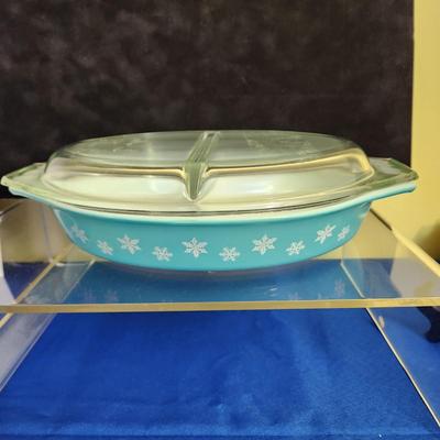 Vintage Pyrex 1.5 qt Snowflake in Turquoise Divided Casserole Dish w lid