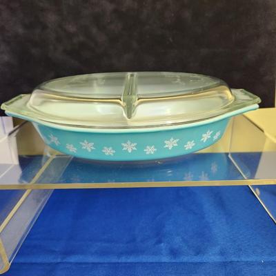 Vintage Pyrex 1.5 qt Snowflake in Turquoise Divided Casserole Dish w lid