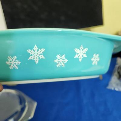 Vintage Pyrex 1.5 qt Snowflake in Turquoise Divided Casserole Dish w lid