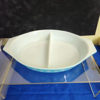 Vintage Pyrex 1.5 qt Snowflake in Turquoise Divided Casserole Dish w lid