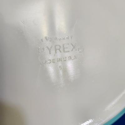 Vintage Pyrex 1.5 qt Snowflake in Turquoise Divided Casserole Dish w lid
