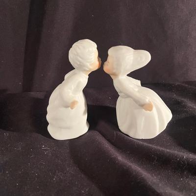 Kissing Figurines (B3-MG)