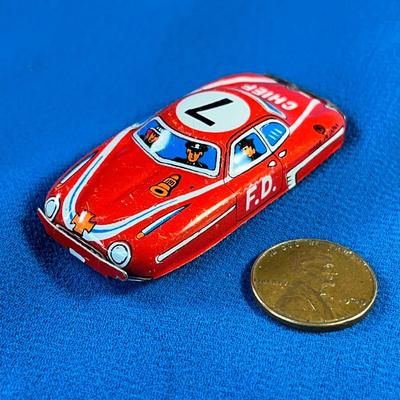 VINTAGE TIN TOY FIRE CHIEF CAR