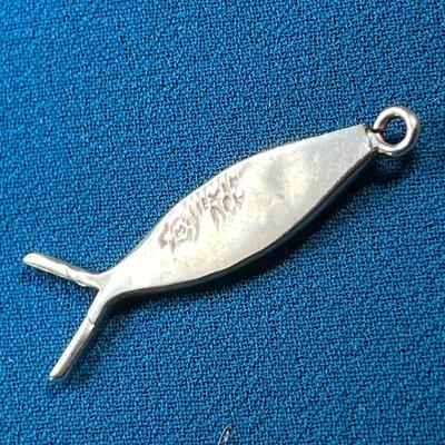 MEXICO SILVER FISH PENDANT WITH CRUSHED STONE INSET