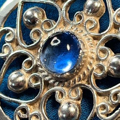 .925 SILVER ROUND PENDANT WITH BLUE CENTER STONE MARKED MEXICO AND ARTIST'S MARK 