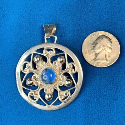 .925 SILVER ROUND PENDANT WITH BLUE CENTER STONE MARKED MEXICO AND ARTIST'S MARK 