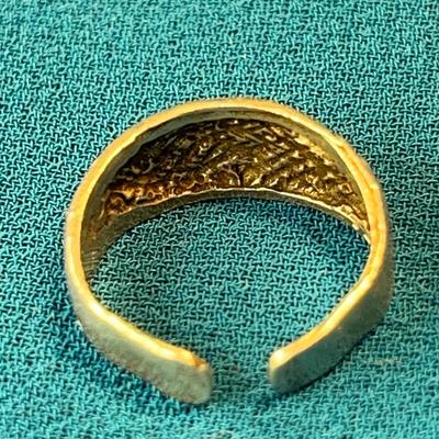 SILVER? DAISY MOTIF TOE RING  STAMPED BUT CAN'T DECIPHER IT