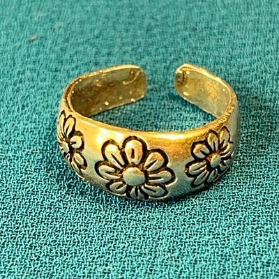 SILVER? DAISY MOTIF TOE RING  STAMPED BUT CAN'T DECIPHER IT