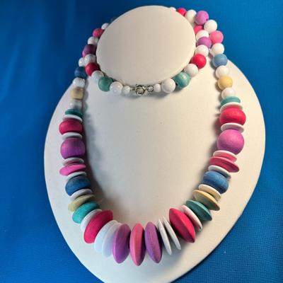 80's STYLE GRADUATED WOOD, PLASTIC BEAD NECKLACE PASTEL COLORS