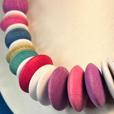80's STYLE GRADUATED WOOD, PLASTIC BEAD NECKLACE PASTEL COLORS