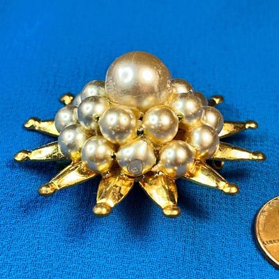 VINTAGE GOLDTONE SUNBURST PIN WITH PEARL CLUSTER CENTER