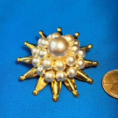 VINTAGE GOLDTONE SUNBURST PIN WITH PEARL CLUSTER CENTER