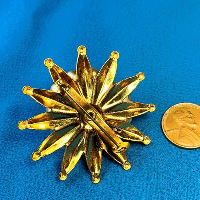 VINTAGE GOLDTONE SUNBURST PIN WITH PEARL CLUSTER CENTER