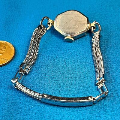 VINTAGE HELBROS LADIES' WRISTWATCH - WINDS UP AND RUNS!