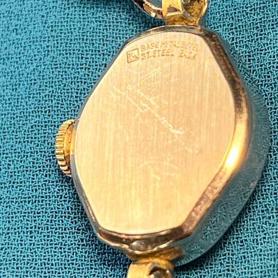 VINTAGE HELBROS LADIES' WRISTWATCH - WINDS UP AND RUNS!