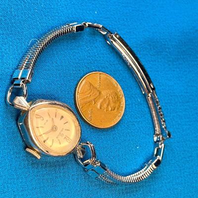 VINTAGE HELBROS LADIES' WRISTWATCH - WINDS UP AND RUNS!