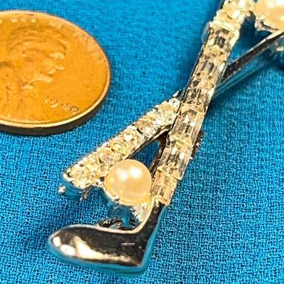 GLITTERY RHINESTONE AND FAUX PEARL GOLF PIN BROOCH