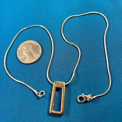 SILVERTONE MODERN STYLE PENDANT NECKLACE WITH SERPENTINE STYLE CHAIN