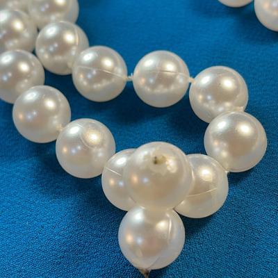 LONG PRETTY FAUX PEARL STRAND 