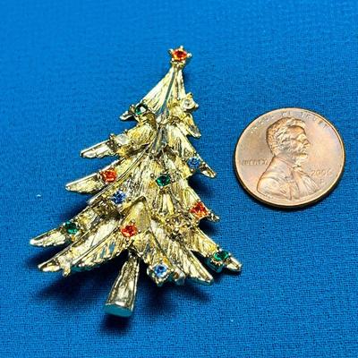 MULTI-COLORED RHINESTONE DECORATED CHRISTMAS TREE PIN