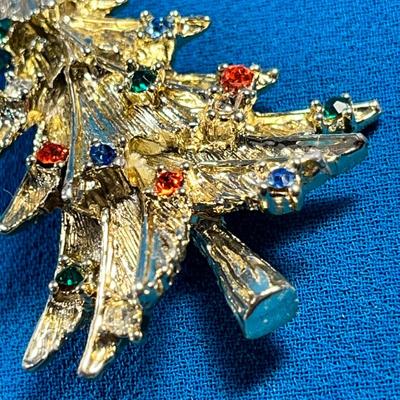 MULTI-COLORED RHINESTONE DECORATED CHRISTMAS TREE PIN