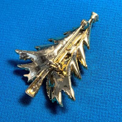 MULTI-COLORED RHINESTONE DECORATED CHRISTMAS TREE PIN