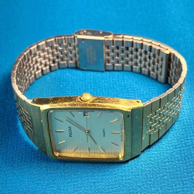 GOLDTONE PULSAR QUARTZ CALENDAR WATCH WITH METAL BAND