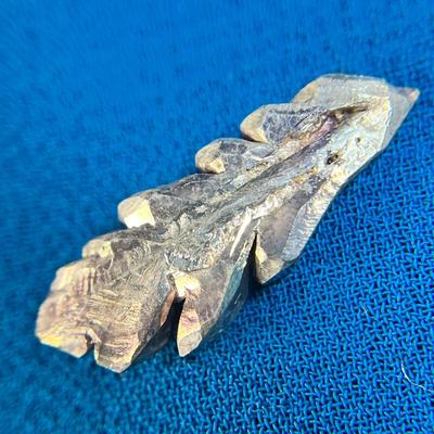 PURE SILVER CRYSTAL SHAPED LIKE A LEAF, IN CASE