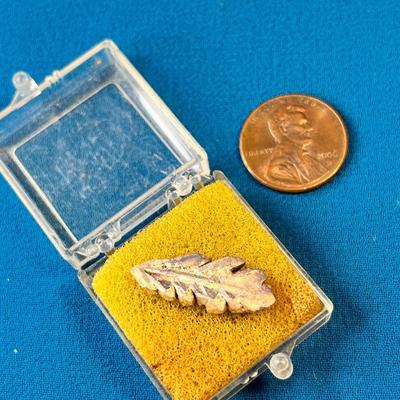 PURE SILVER CRYSTAL SHAPED LIKE A LEAF, IN CASE