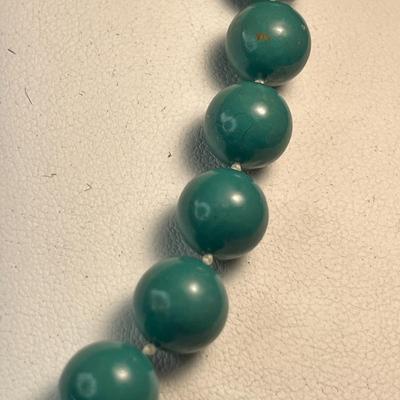 STRAND OF TURQUOISE COLORED BEADS NECKLACE