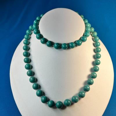 STRAND OF TURQUOISE COLORED BEADS NECKLACE